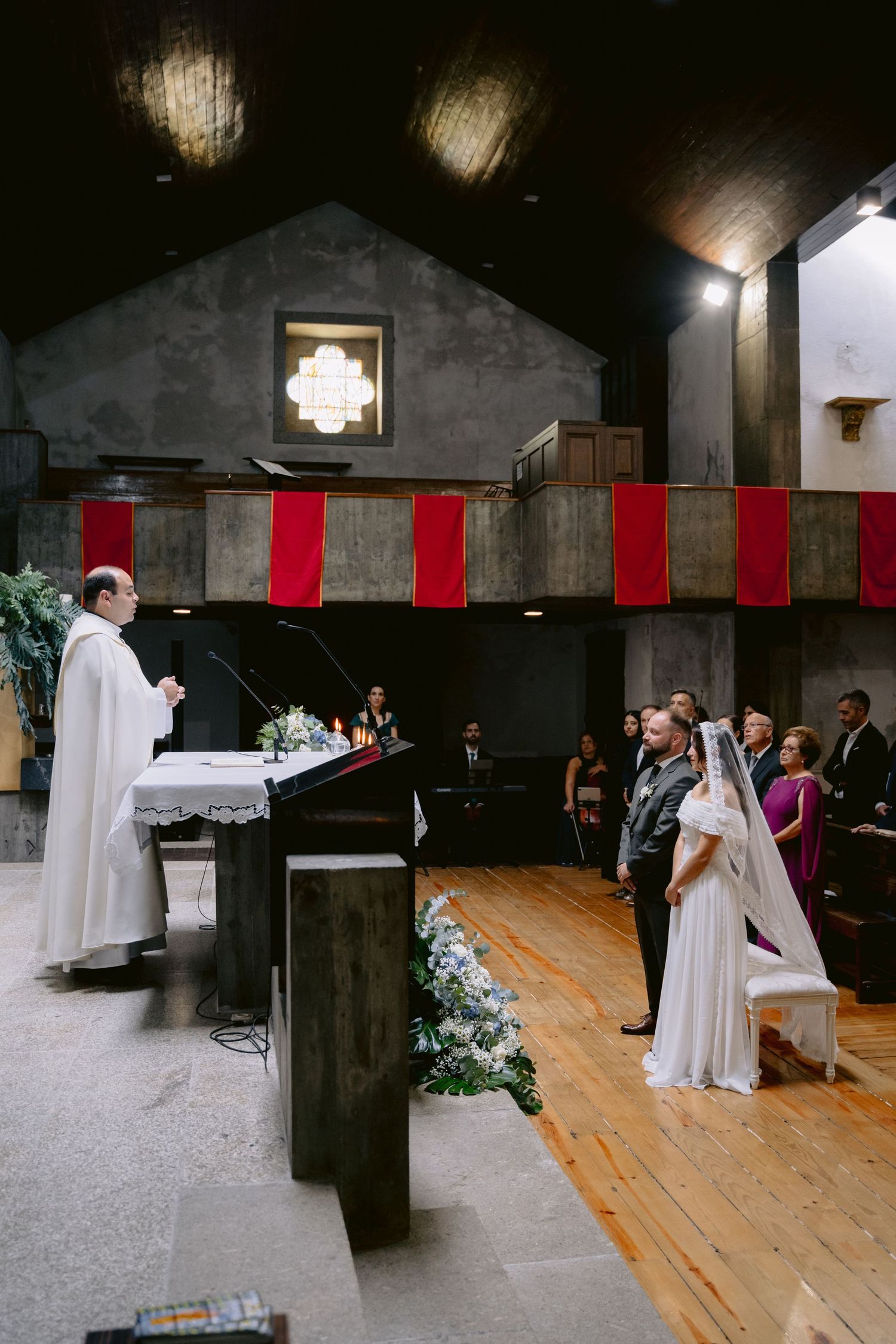 Capturamos cada sorriso, abraço e olhar do seu casamento em [cidade], transformando momentos especiais em fotos profissionais para ensaios,