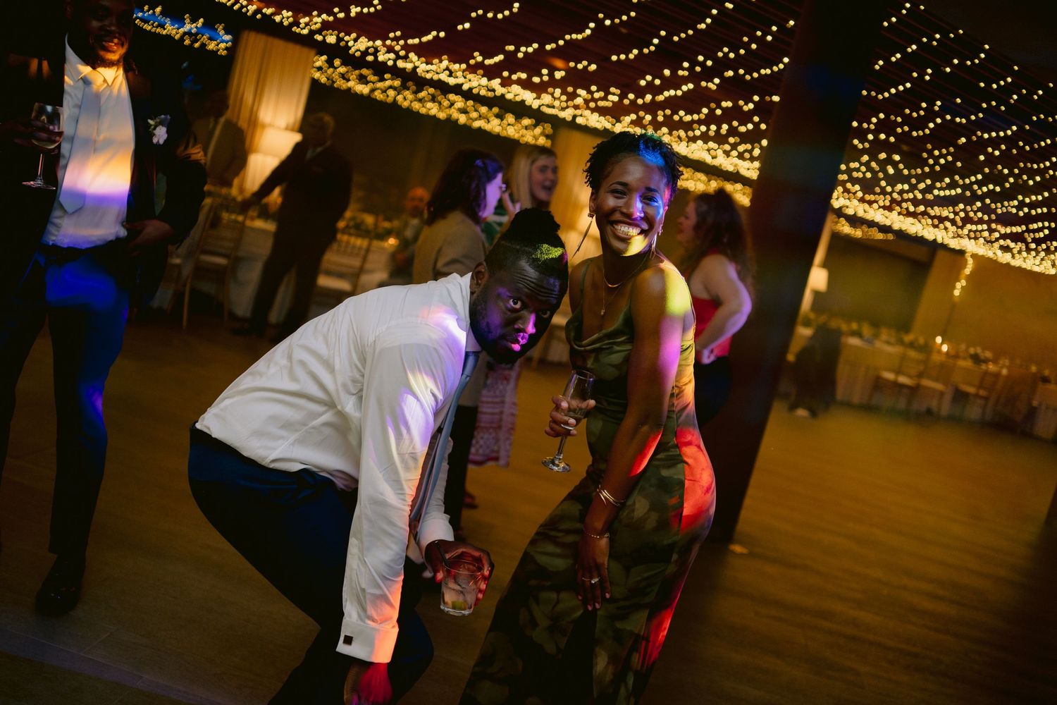 Momentos mágicos do casamento em Portugal, fotos que eternizam emoções em impressos.