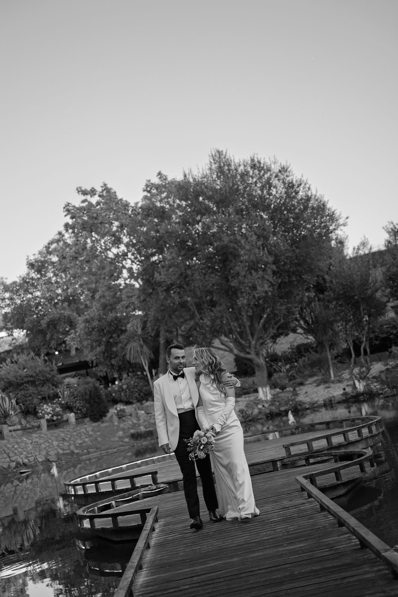 Noivos abraçados durante o casamento, fotografia documental no Porto.