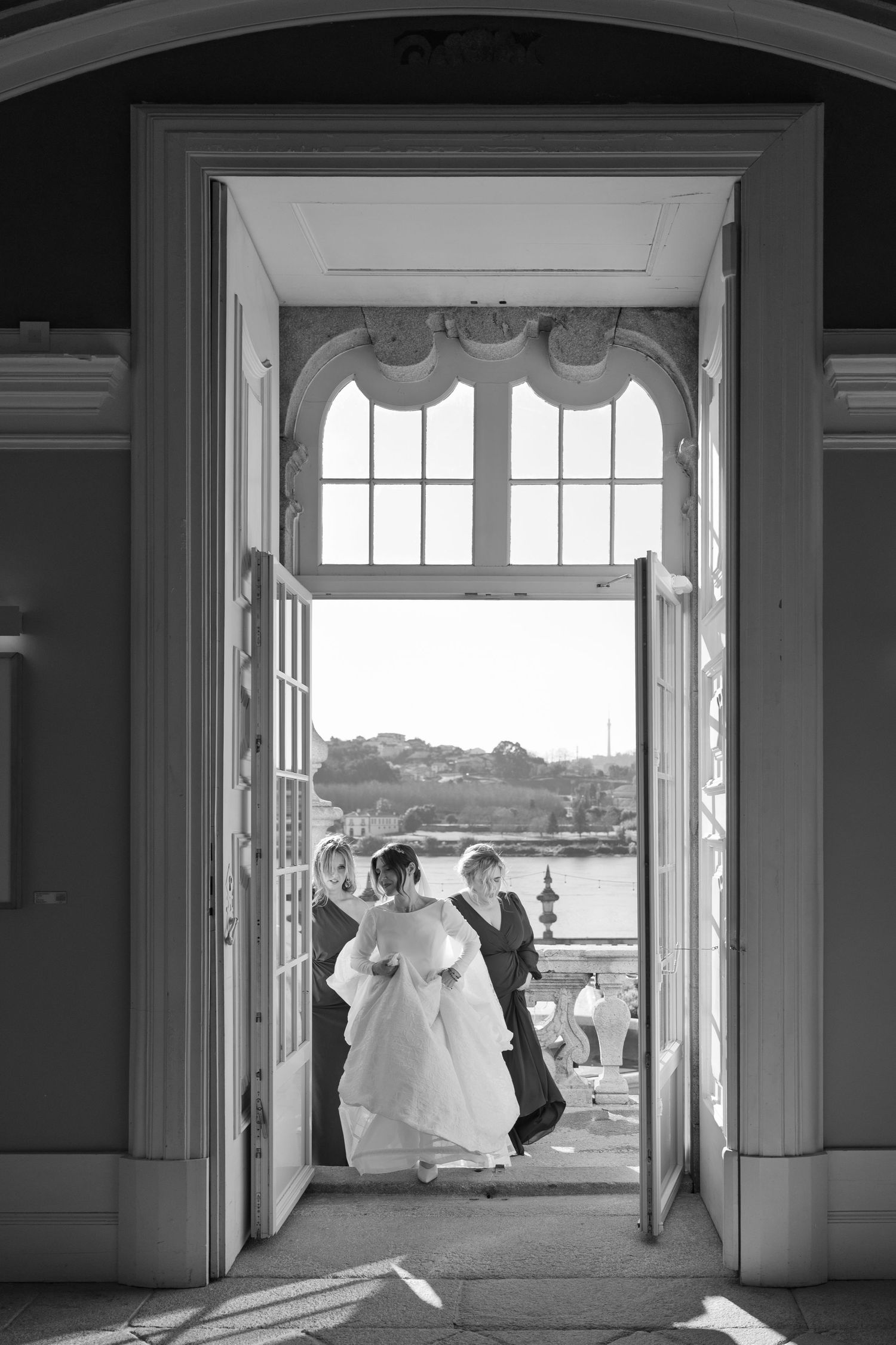 Momentos especiais do casamento em Portugal, registrados com arte para álbuns e impressos.