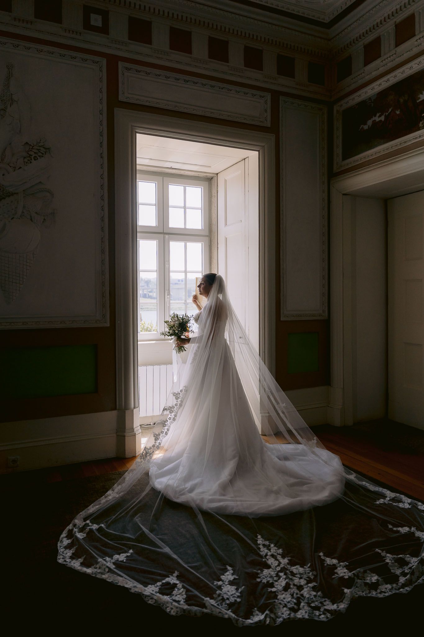 Casamento ao ar livre com foco na noiva, criando imagens lindas para lembranças eternas.