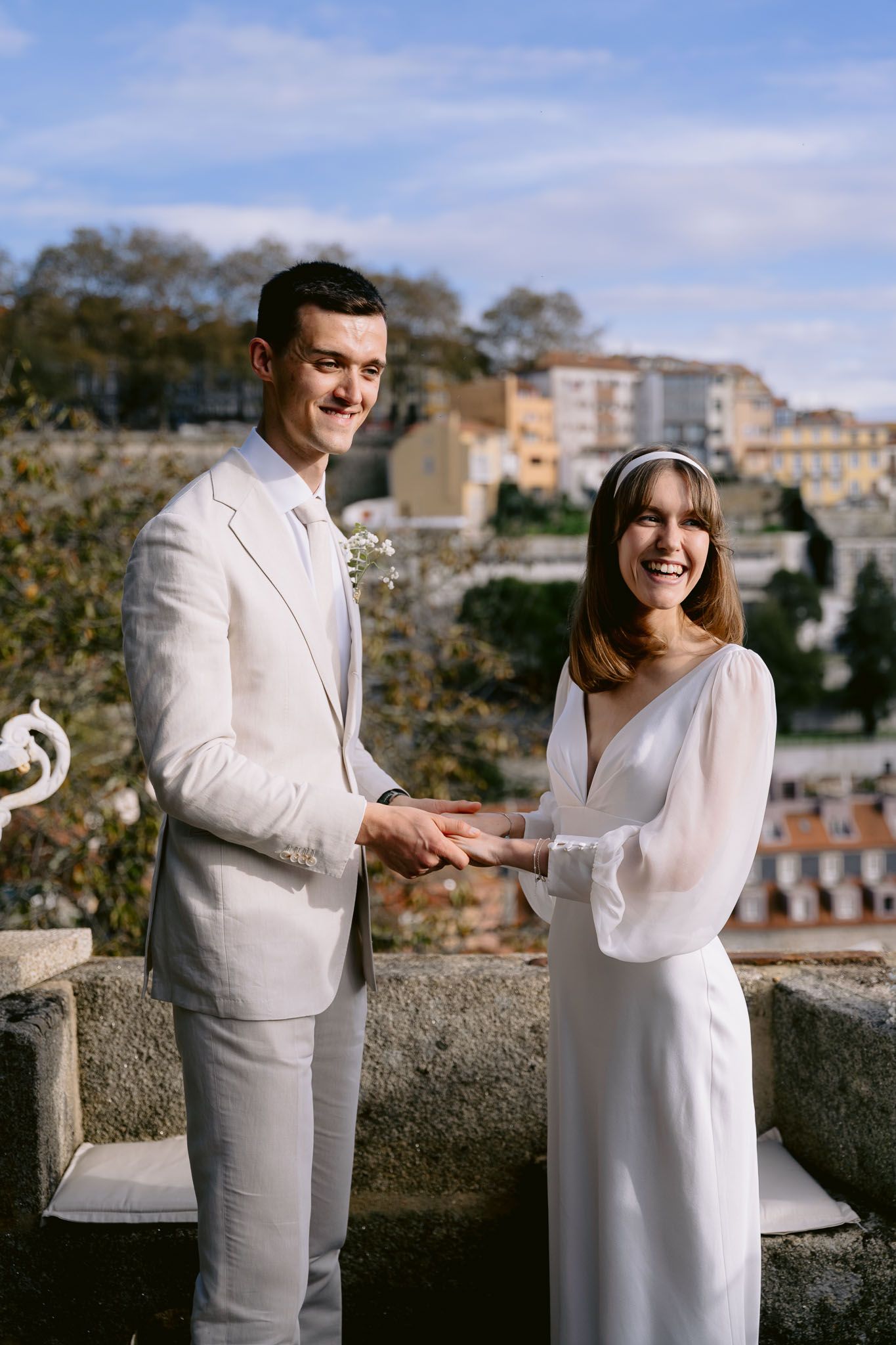 Casamento ao ar livre em Portugal, capturando a noiva radiante e momentos cheios de emoção.
