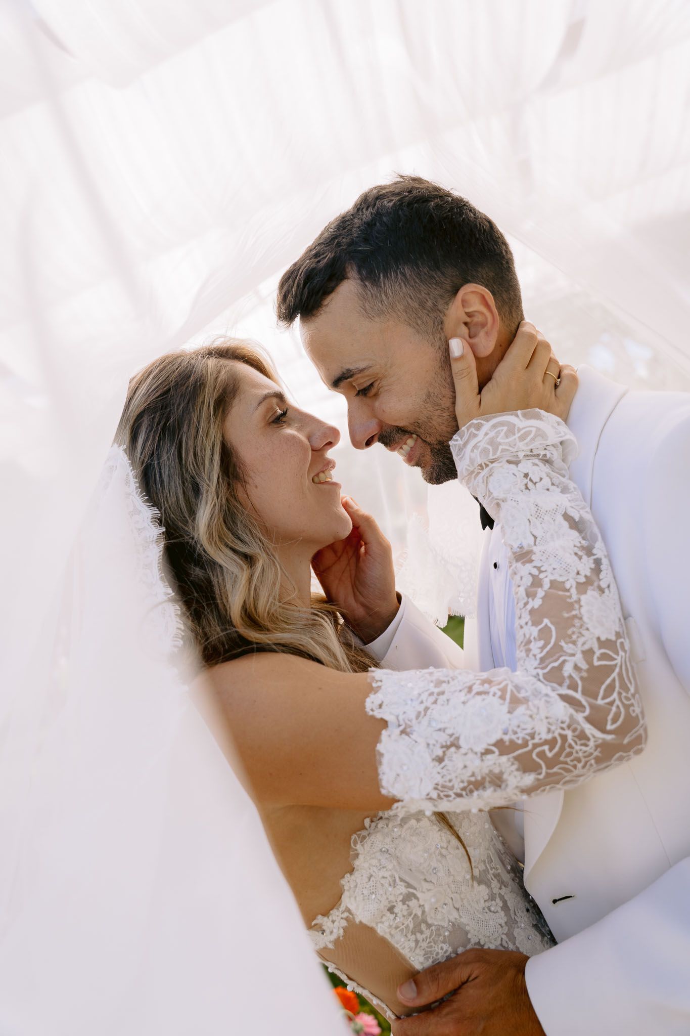 Fotógrafo de casamento registrando emoções reais, fotos perfeitas para álbuns e quadros.
