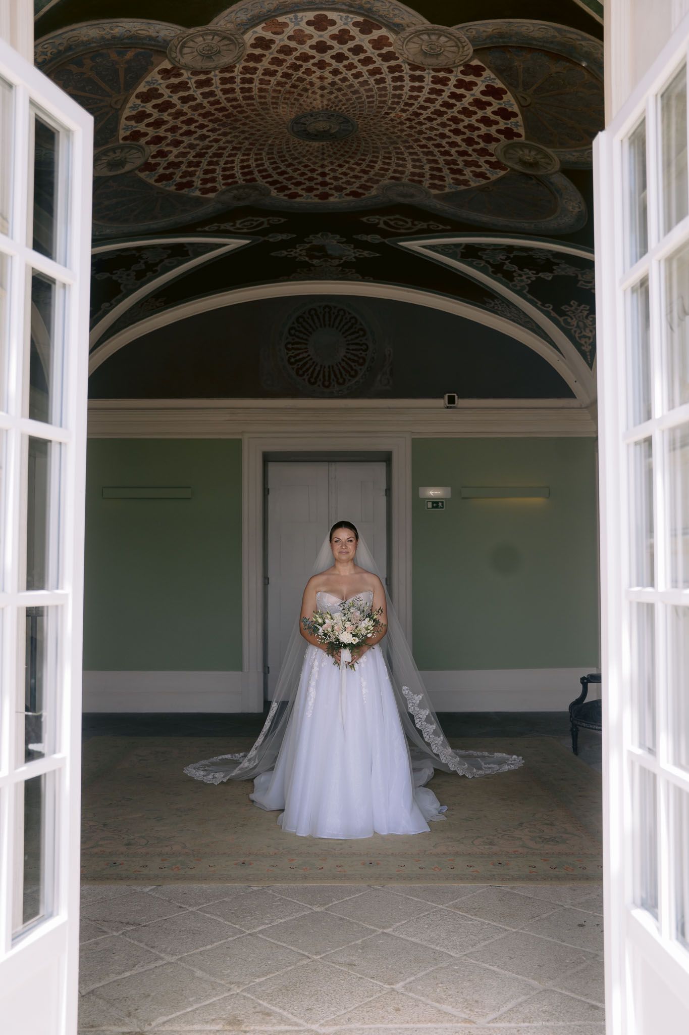 Casamento ao ar livre com foco na noiva, criando imagens lindas para lembranças eternas.