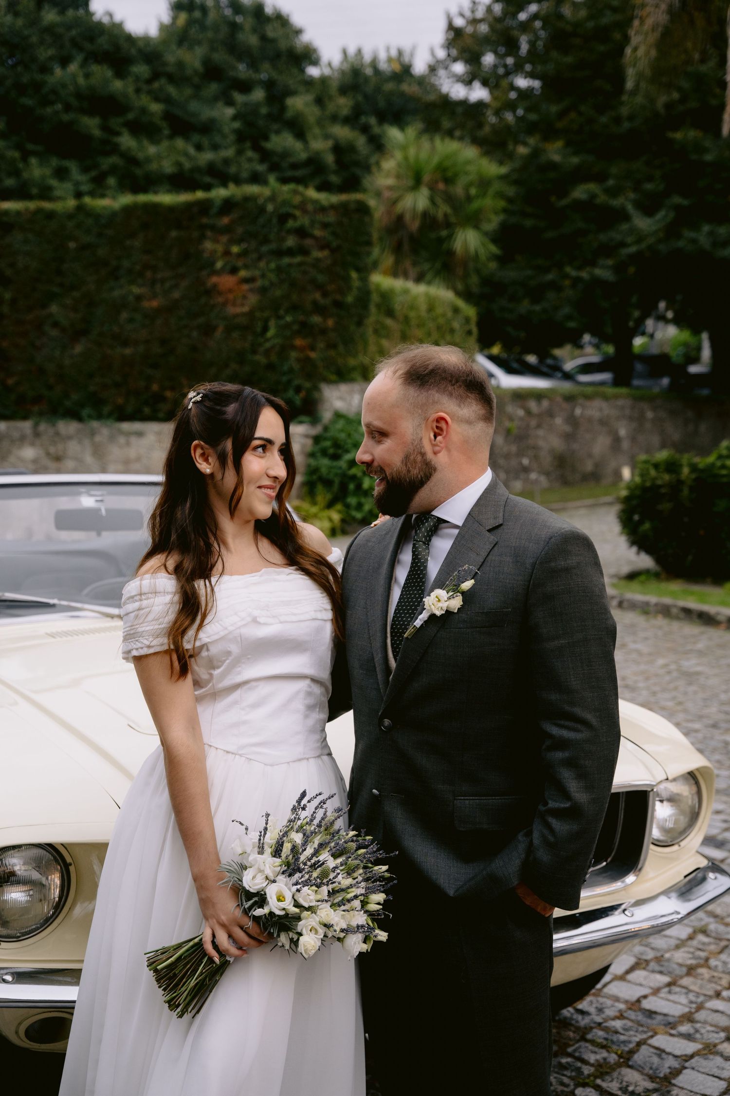 Cobertura completa de casamento em [cidade], com fotos espontâneas e emocionantes, perfeitas para álbuns impressos, quadros e lembranças per