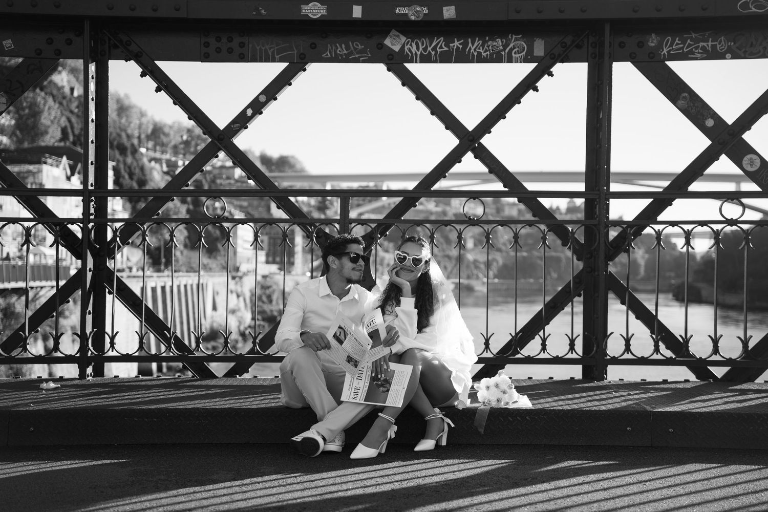 Fotografia de casamento em Portugal mostrando noivos e convidados em momentos emocionantes. Transforme seu dia especial em lembranças eterna