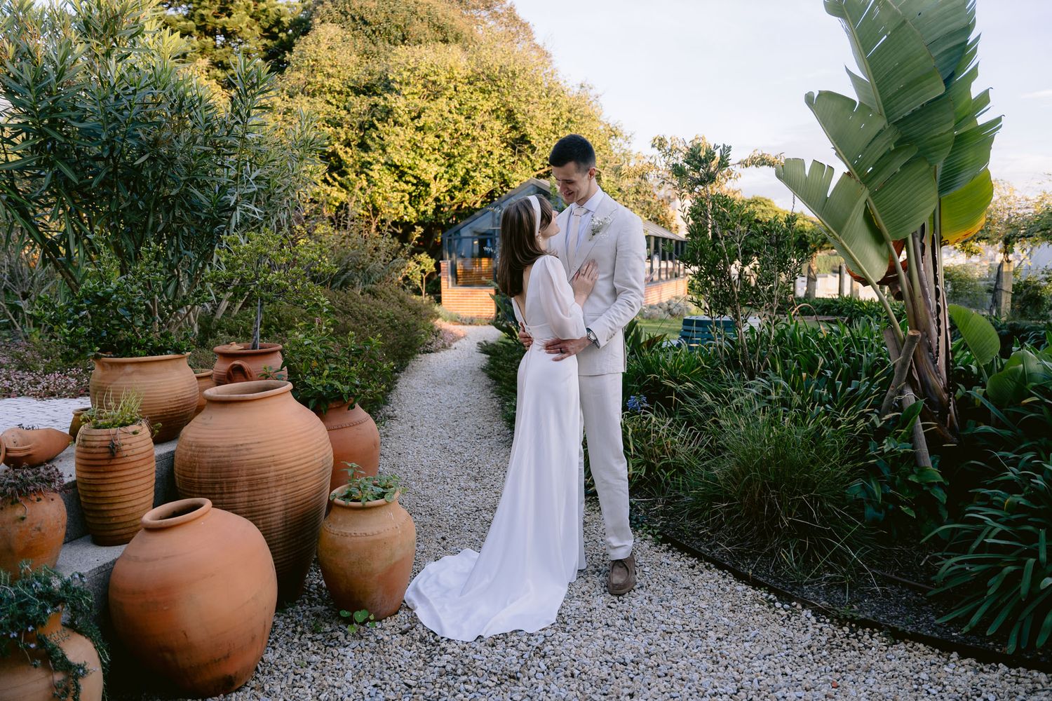 Casamento ao ar livre em Portugal, capturando a noiva radiante e momentos cheios de emoção.