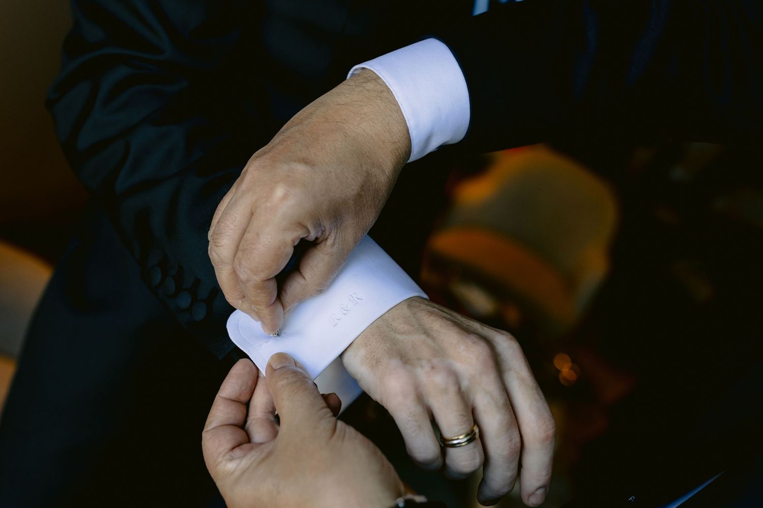 Momentos especiais do casamento em Portugal, registrados com arte para álbuns e impressos.
