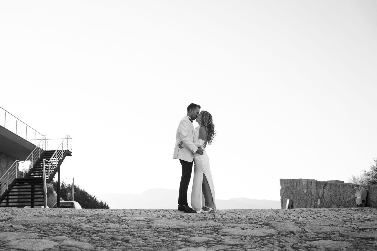 Fotografia de casamento em Portugal mostrando noivos e convidados em momentos emocionantes. Transforme seu dia especial em lembranças eterna