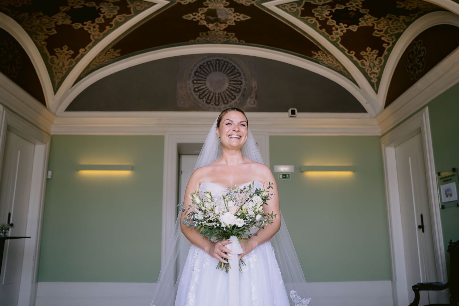 Casamento ao ar livre com foco na noiva, criando imagens lindas para lembranças eternas.
