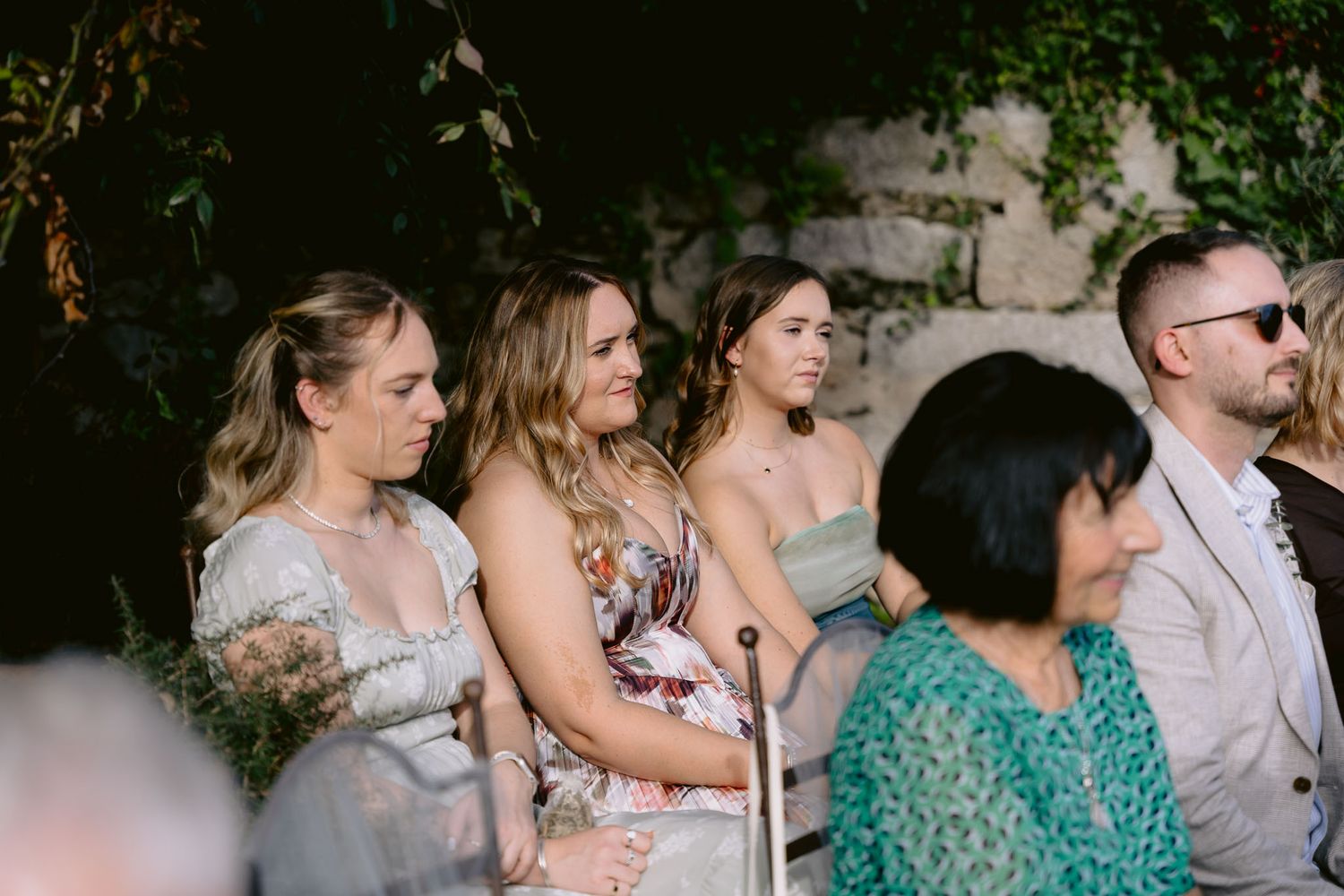 Casamento ao ar livre em Portugal, capturando a noiva radiante e momentos cheios de emoção.