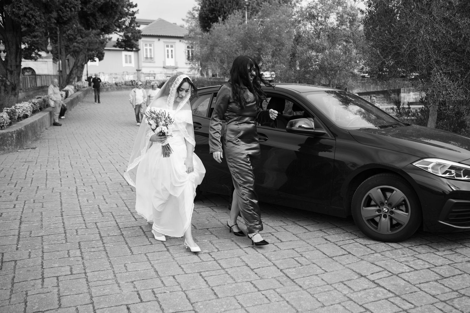 Transforme seu casamento em uma coleção de memórias inesquecíveis com fotos profissionais que ficam lindas em álbuns, impressos e lembranças