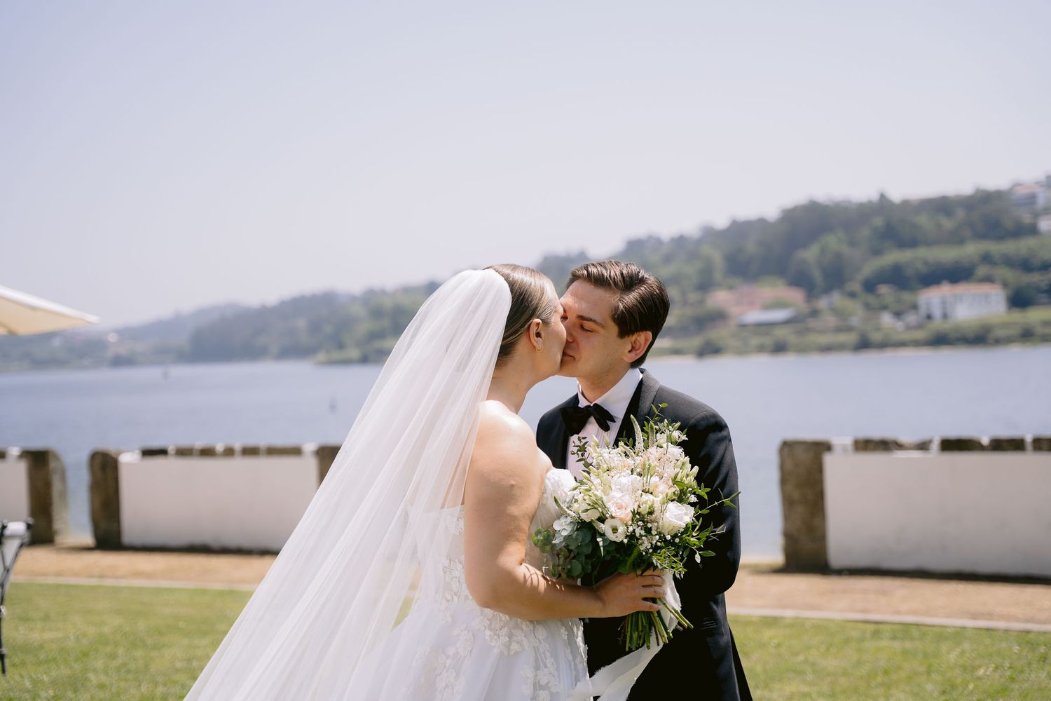 Casamento ao ar livre com foco na noiva, criando imagens lindas para lembranças eternas.