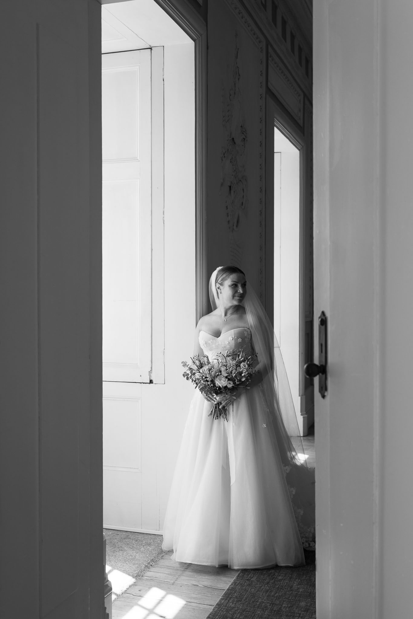 Casamento ao ar livre com foco na noiva, criando imagens lindas para lembranças eternas.