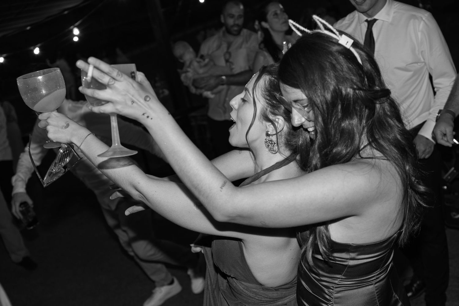 Casal dançando juntos na pista de dança durante a festa de casamento no Porto.