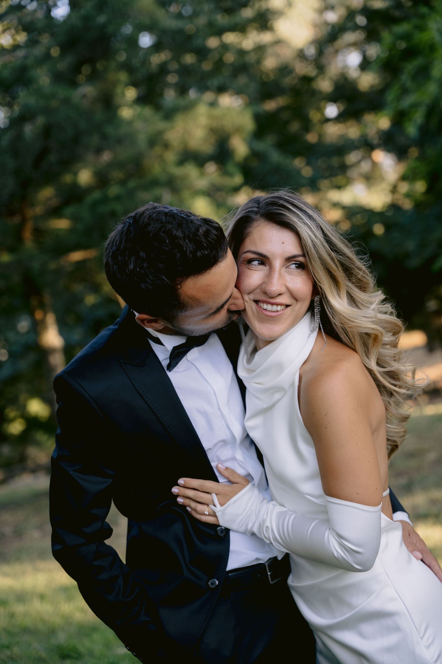 Noivos abraçados durante o ensaio fotográfico do casamento.