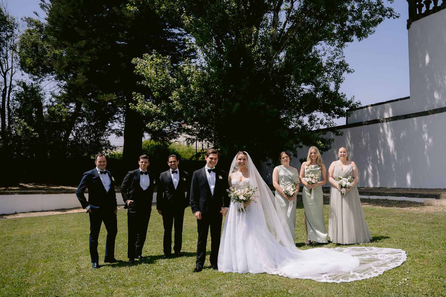Casamento ao ar livre com foco na noiva, criando imagens lindas para lembranças eternas.