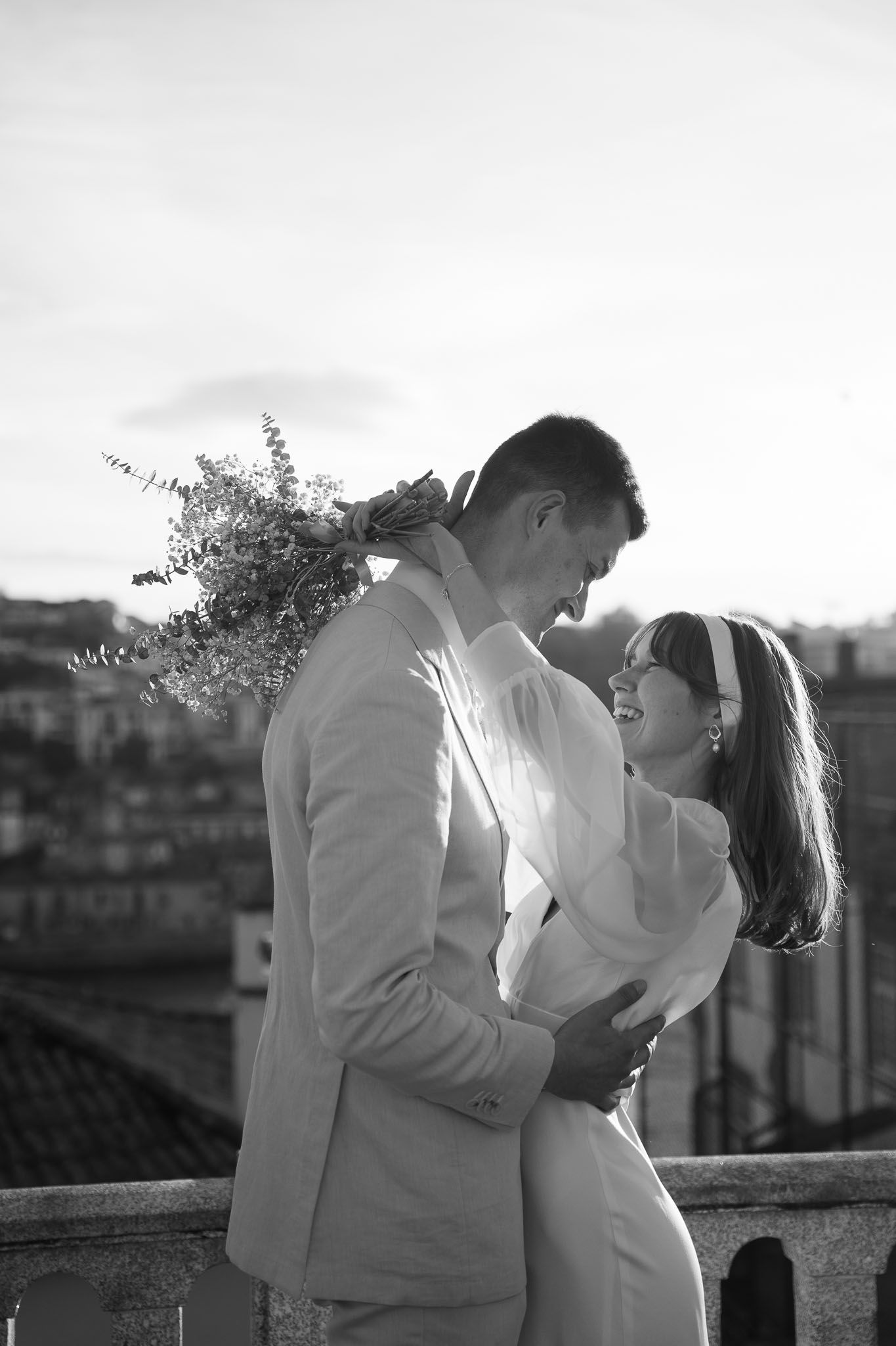 Casamento ao ar livre em Portugal, capturando a noiva radiante e momentos cheios de emoção.
