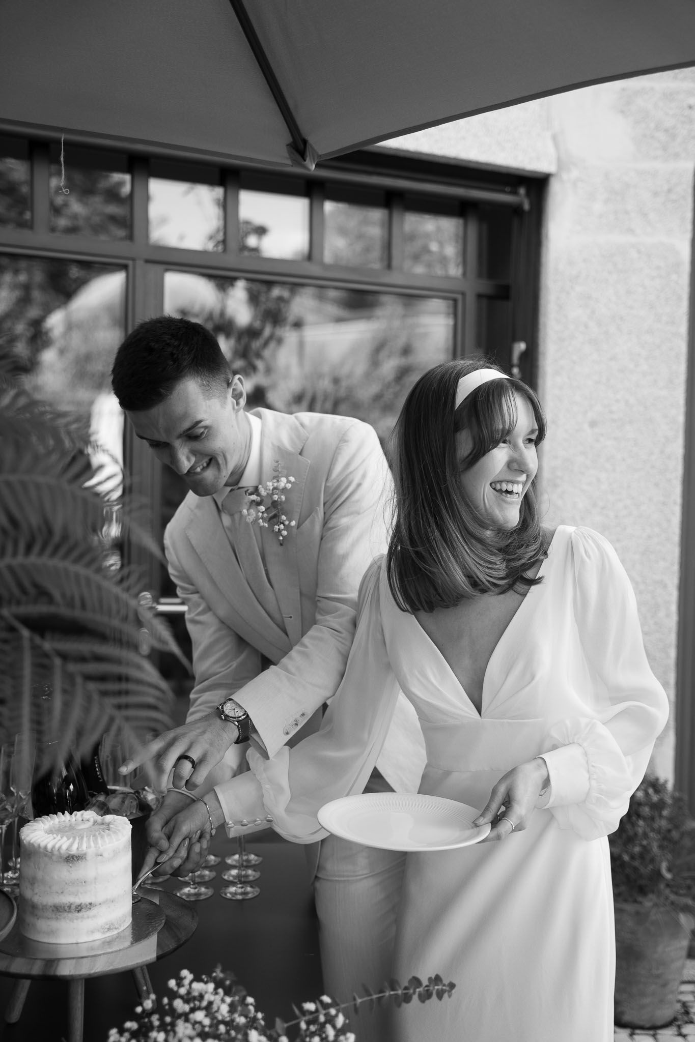 Casamento ao ar livre em Portugal, capturando a noiva radiante e momentos cheios de emoção.