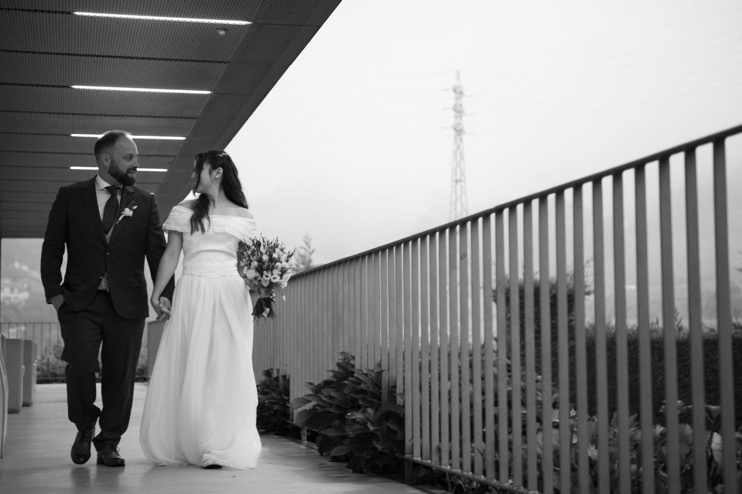 Fotografia de casamento em [cidade], registrando cada momento emocionante do seu grande dia, desde a preparação dos noivos até a festa, com