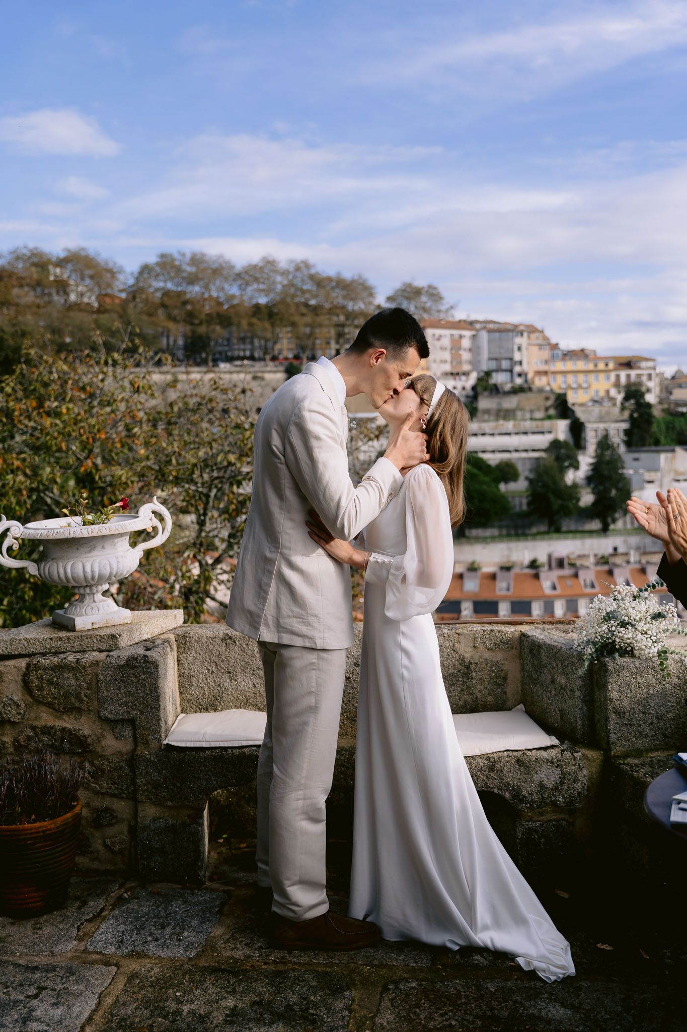 Casamento ao ar livre em Portugal, capturando a noiva radiante e momentos cheios de emoção.