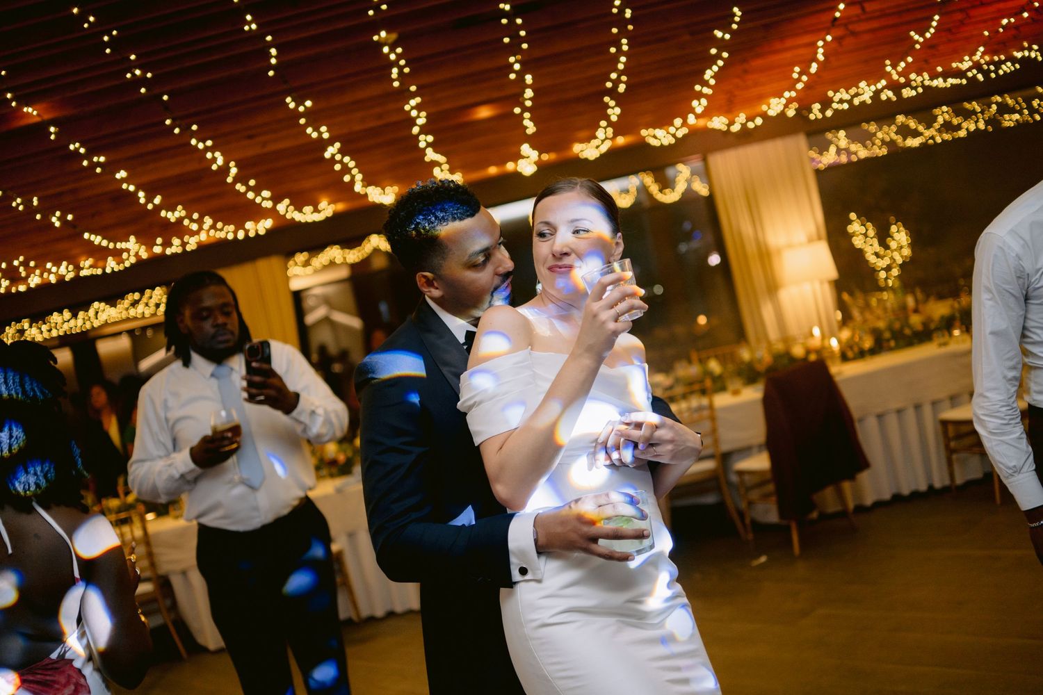 Momentos mágicos do casamento em Portugal, fotos que eternizam emoções em impressos.