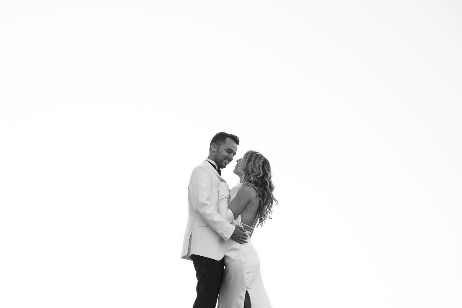 Casal em momento espontâneo no dia do casamento documental.