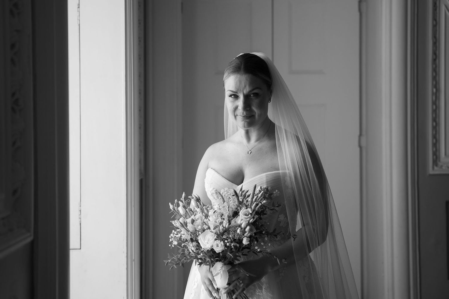 Casamento ao ar livre com foco na noiva, criando imagens lindas para lembranças eternas.