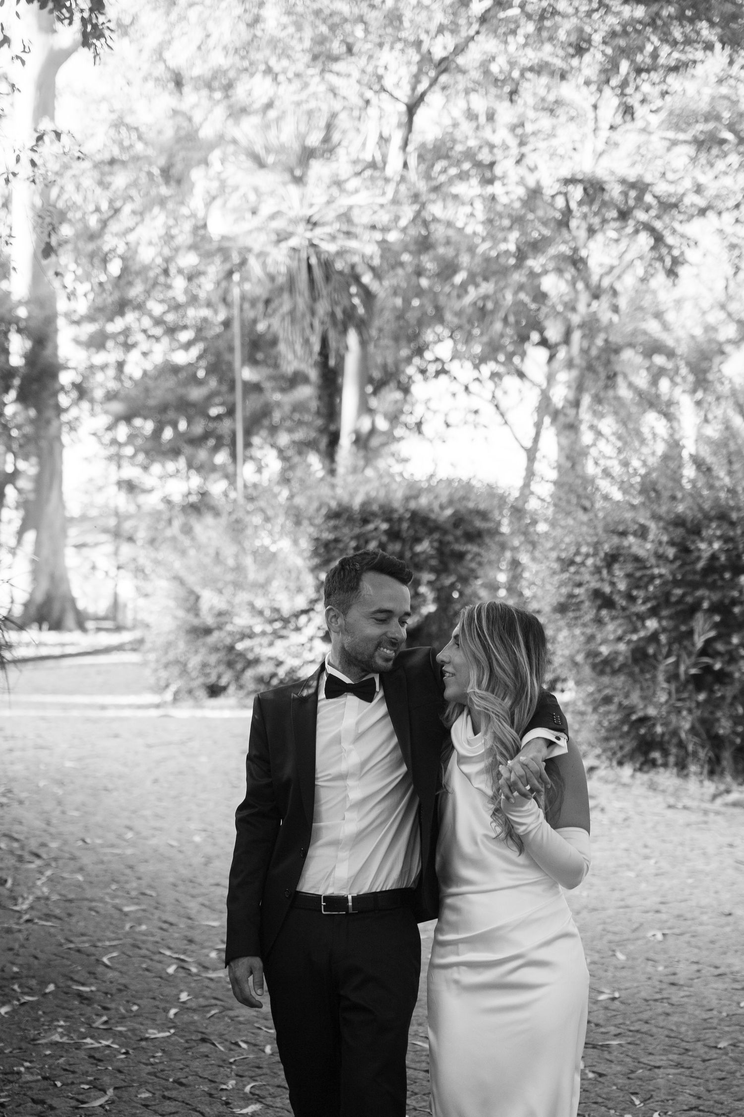 Noiva e noivo abraçados em imagem documental preto e branco durante o casamento em Portugal