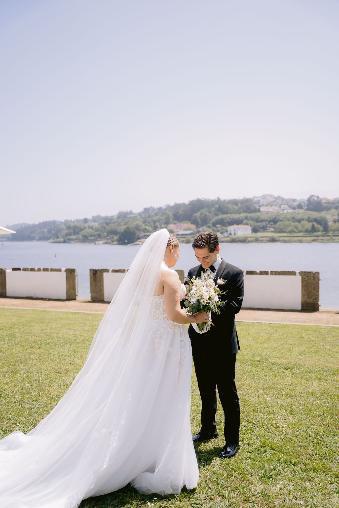 Casamento ao ar livre com foco na noiva, criando imagens lindas para lembranças eternas.