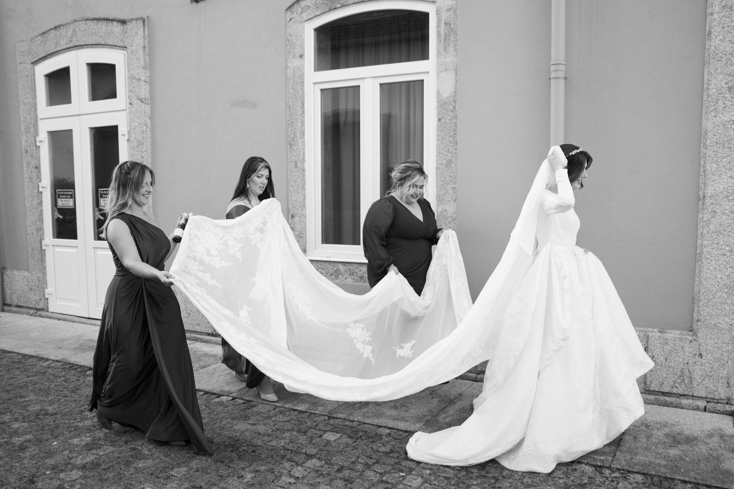 Momentos especiais do casamento em Portugal, registrados com arte para álbuns e impressos.