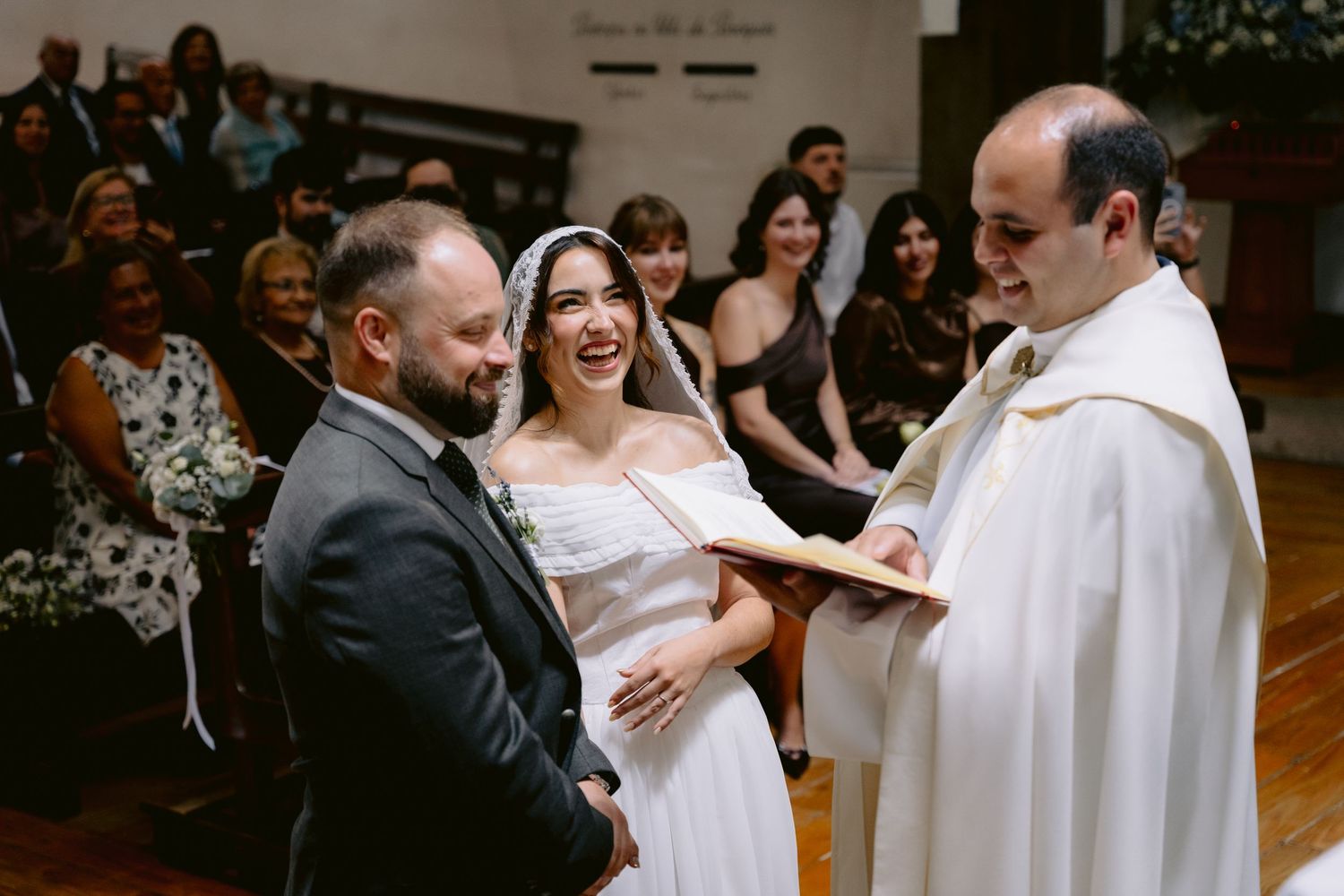 Transforme seu casamento em uma coleção de memórias inesquecíveis com fotos profissionais que ficam lindas em álbuns, impressos e lembranças
