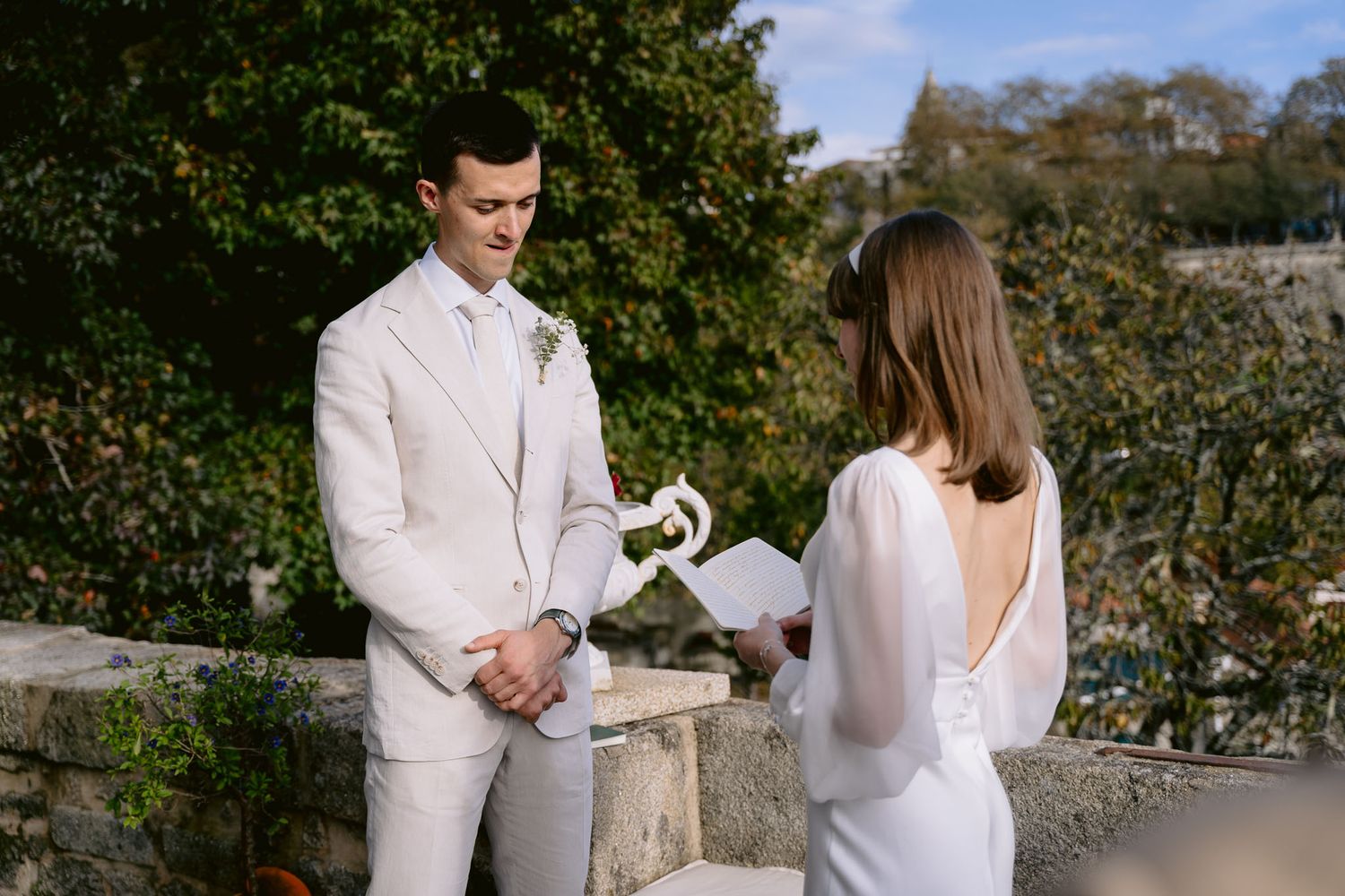 Casamento ao ar livre em Portugal, capturando a noiva radiante e momentos cheios de emoção.