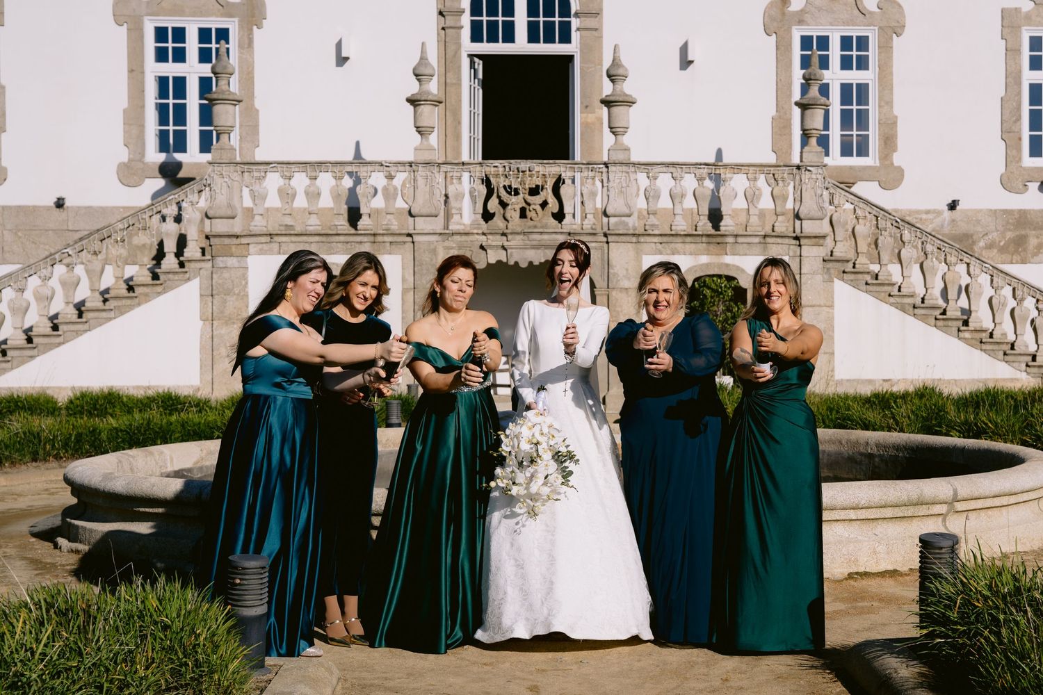 Momentos especiais do casamento em Portugal, registrados com arte para álbuns e impressos.
