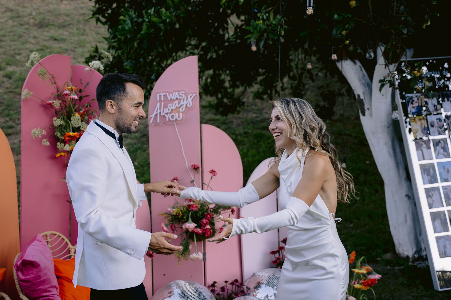 Casal em momento espontâneo no dia do casamento documental.