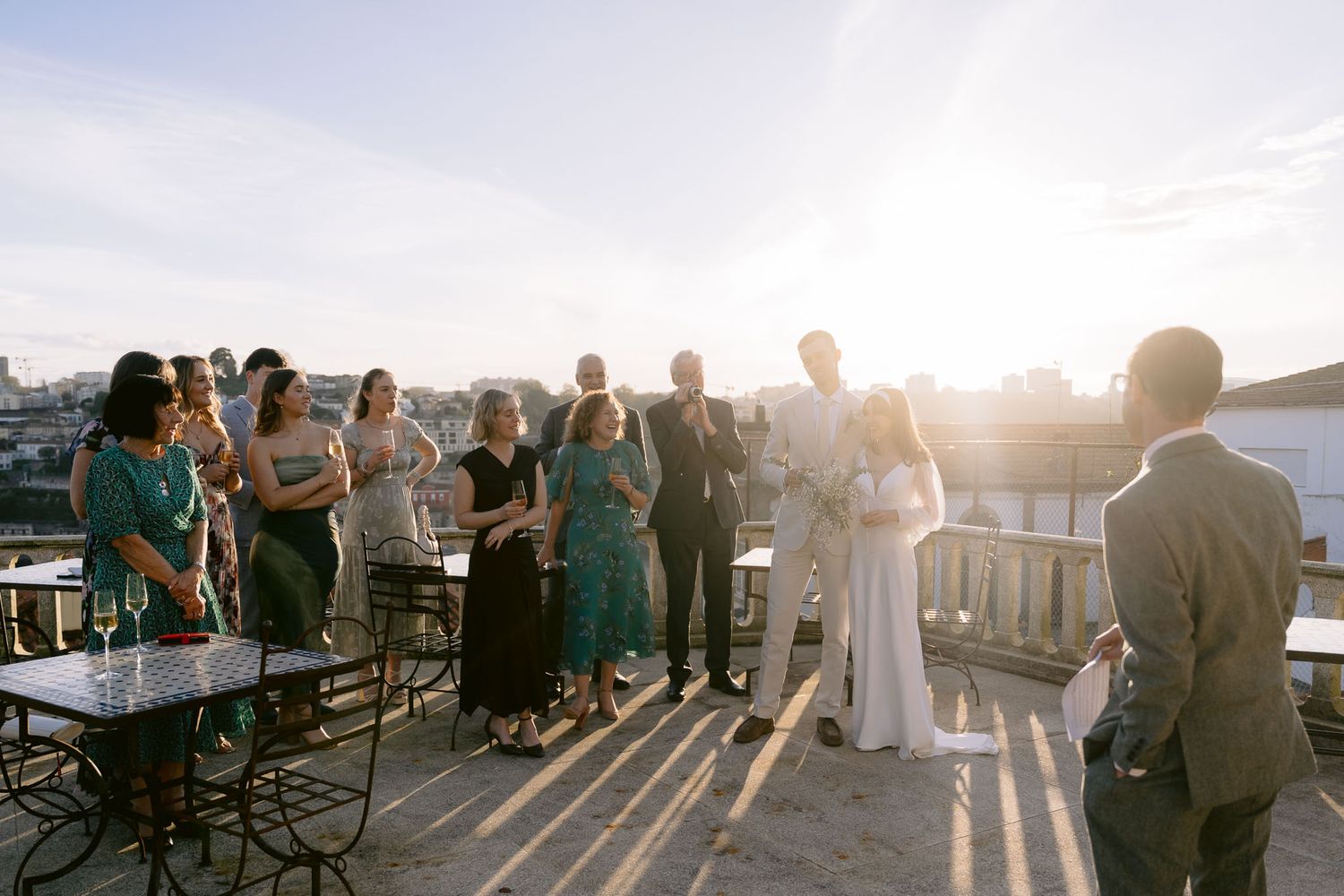 Casamento ao ar livre em Portugal, capturando a noiva radiante e momentos cheios de emoção.