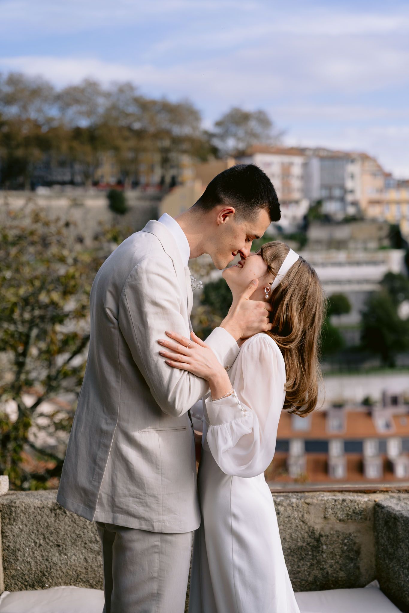 Casamento ao ar livre em Portugal, capturando a noiva radiante e momentos cheios de emoção.