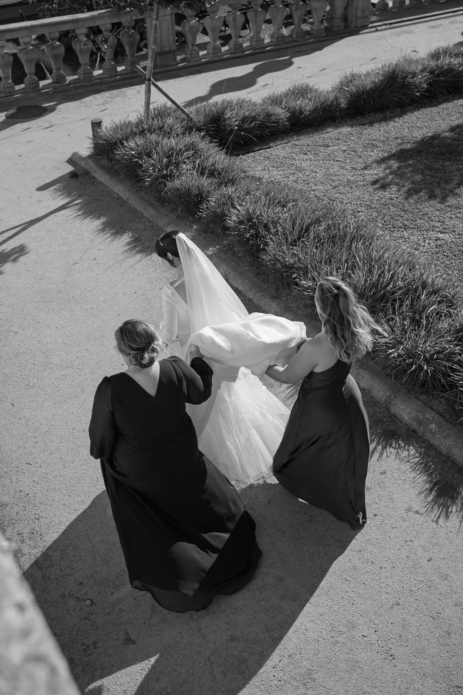 Momentos especiais do casamento em Portugal, registrados com arte para álbuns e impressos.