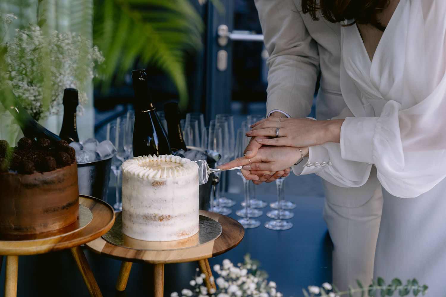 Casamento ao ar livre em Portugal, capturando a noiva radiante e momentos cheios de emoção.