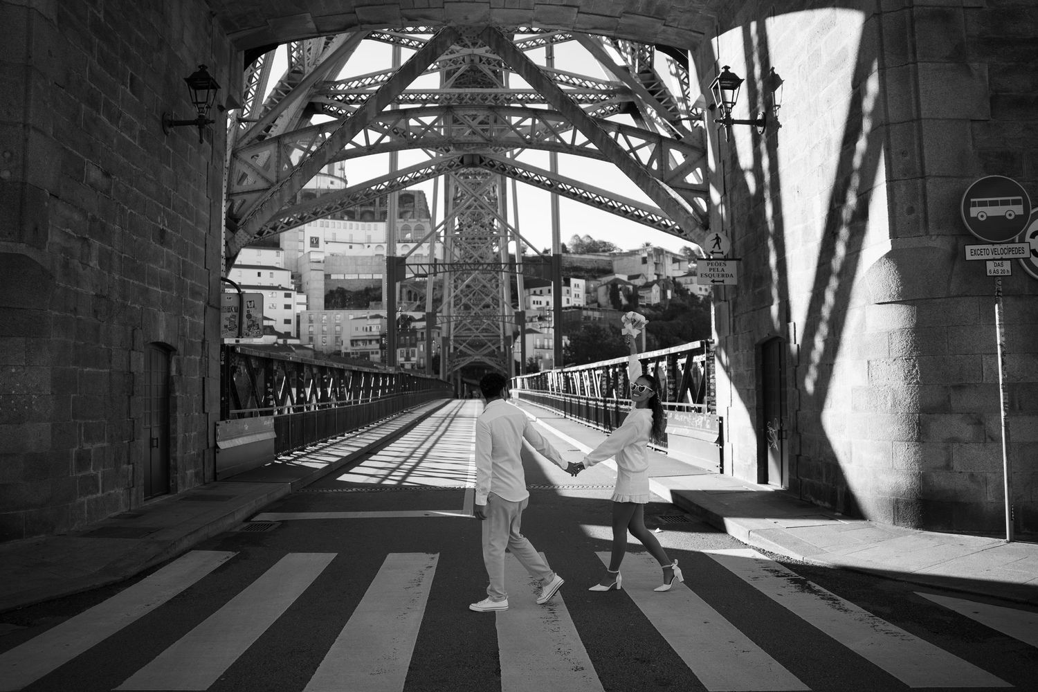 Fotografia de casamento em [cidade], registrando cada momento emocionante do seu grande dia, desde a preparação dos noivos até a festa, com