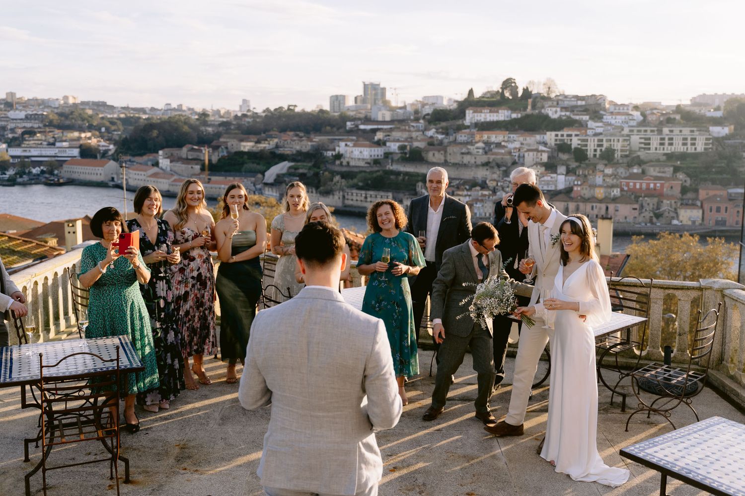 Casamento ao ar livre em Portugal, capturando a noiva radiante e momentos cheios de emoção.