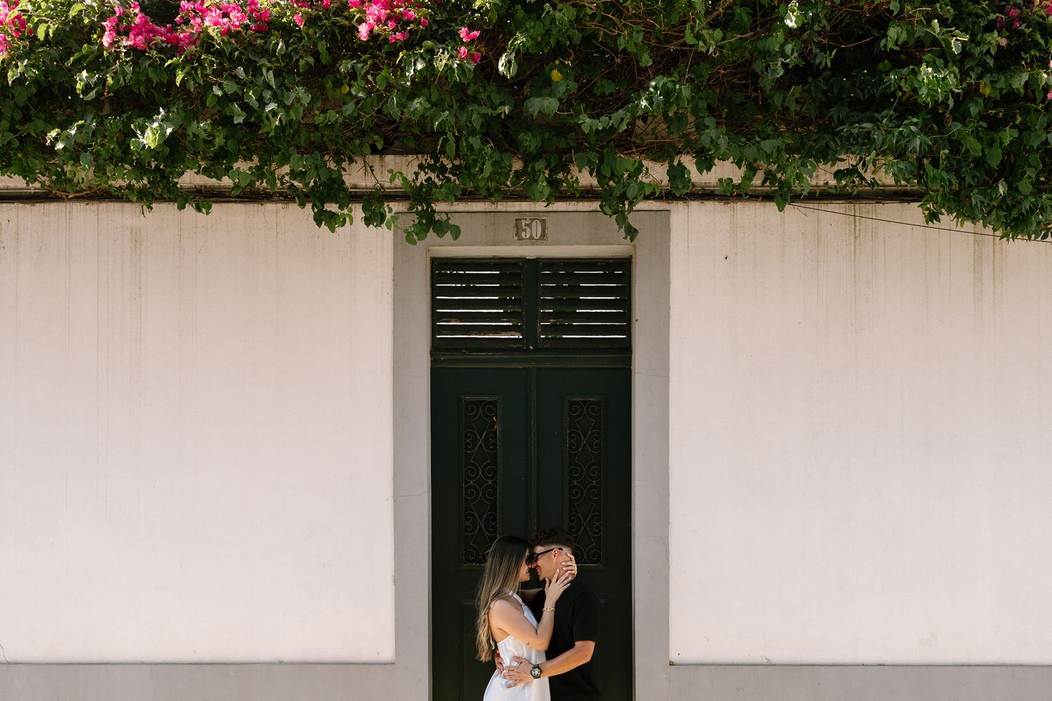 Natalie e Luís durante a sessão pré-wedding em Aveiro, registada com luz natural e momentos autênticos.