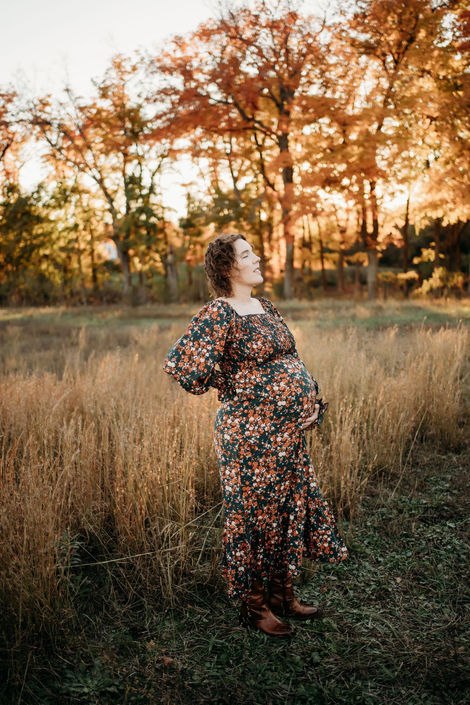 Kansas City maternity photographer capturing pregnancy portraits outdoors