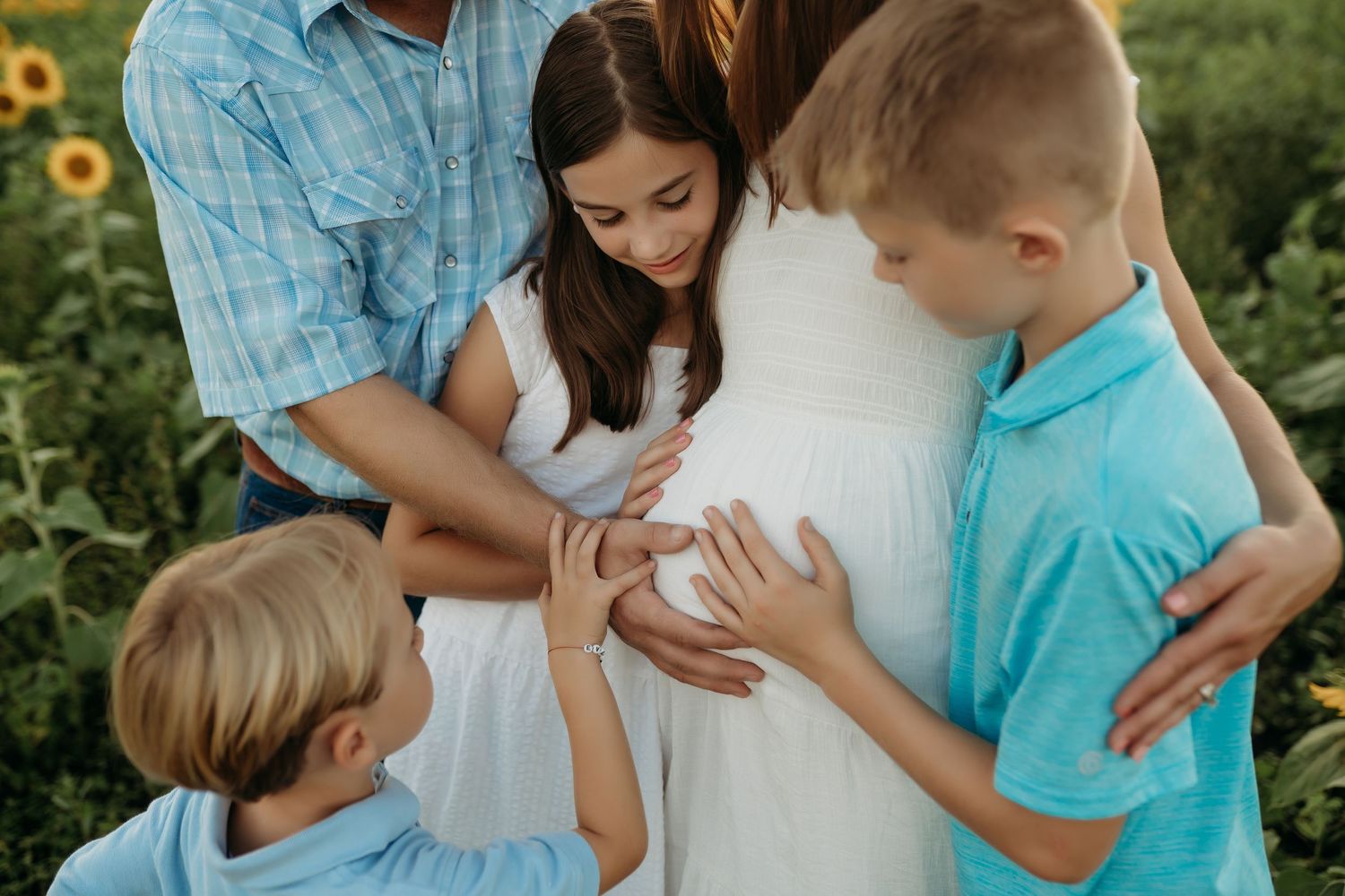 Kansas City maternity photographer capturing pregnancy portraits outdoors