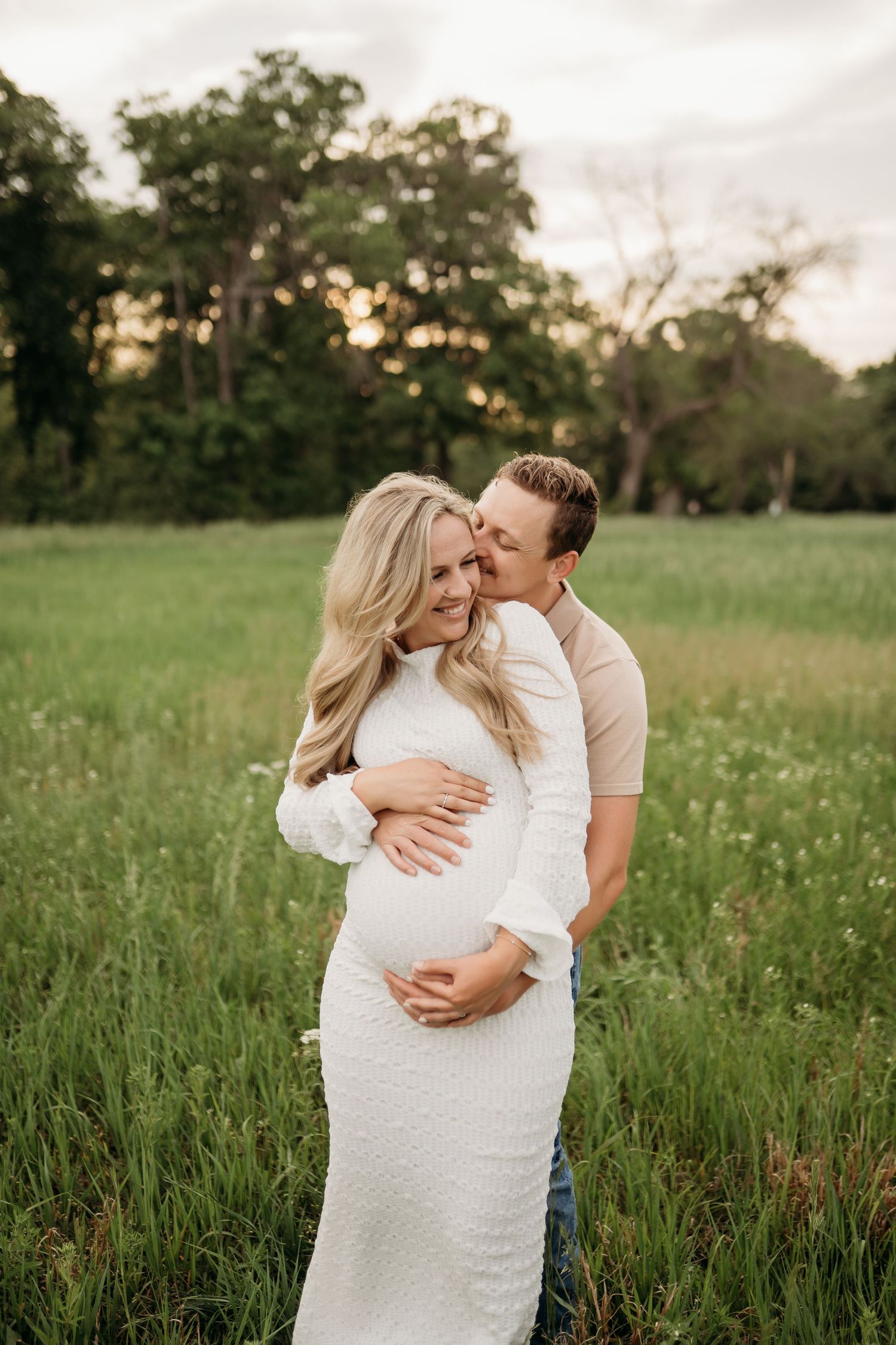 Kansas City maternity photographer capturing pregnancy portraits outdoors