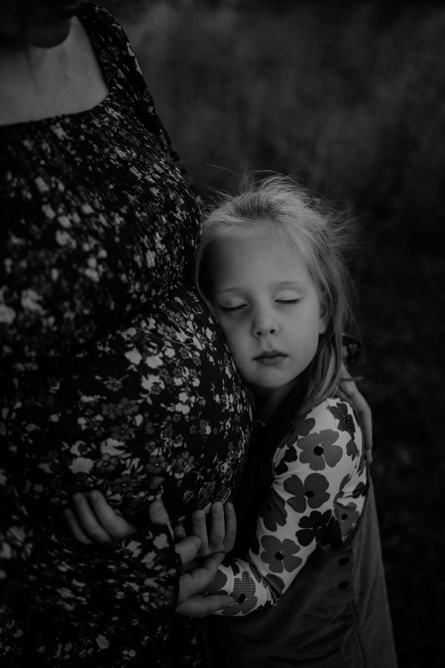 Kansas City maternity photographer capturing pregnancy portraits outdoors