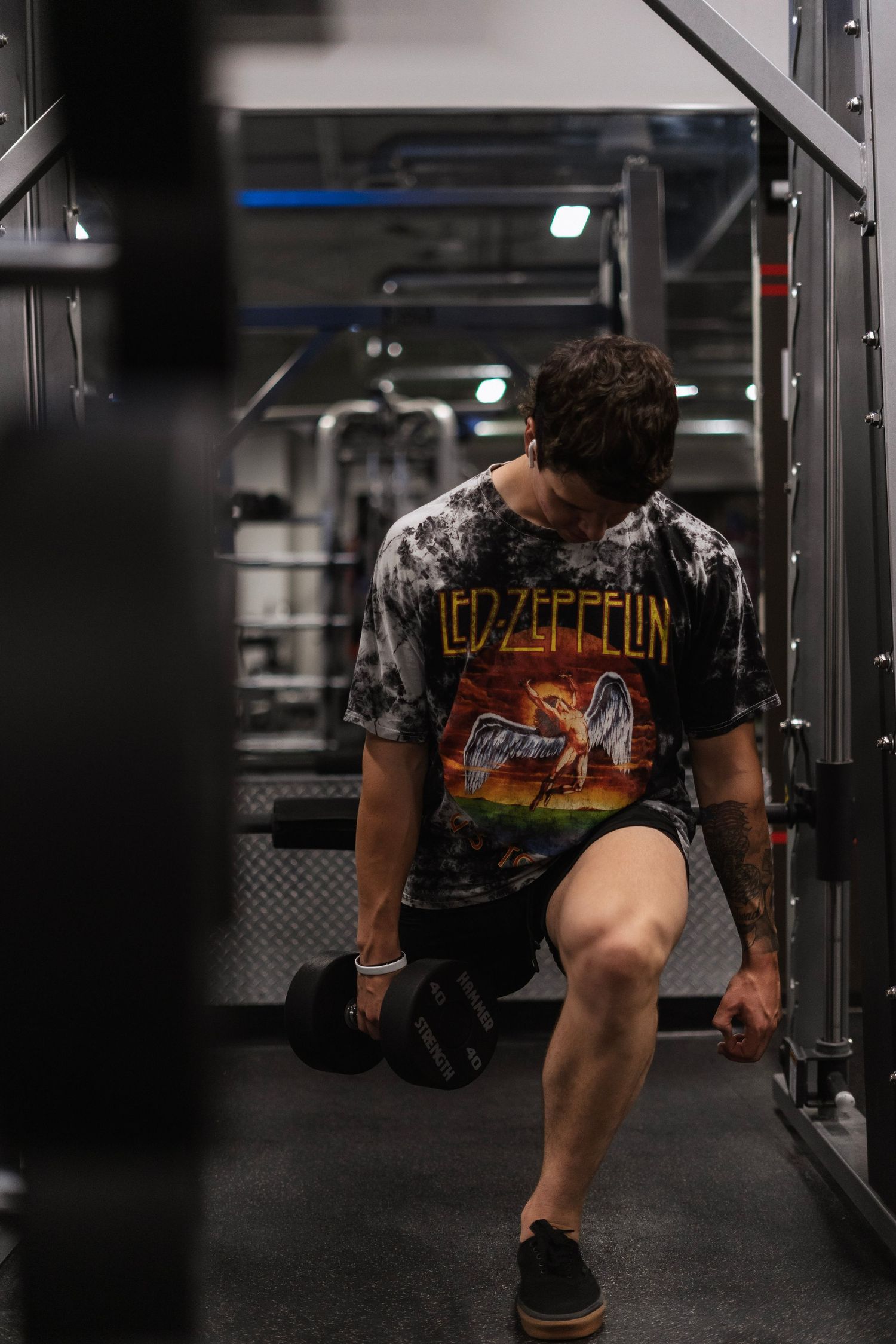 Athlete performing Bulgarians split squats.