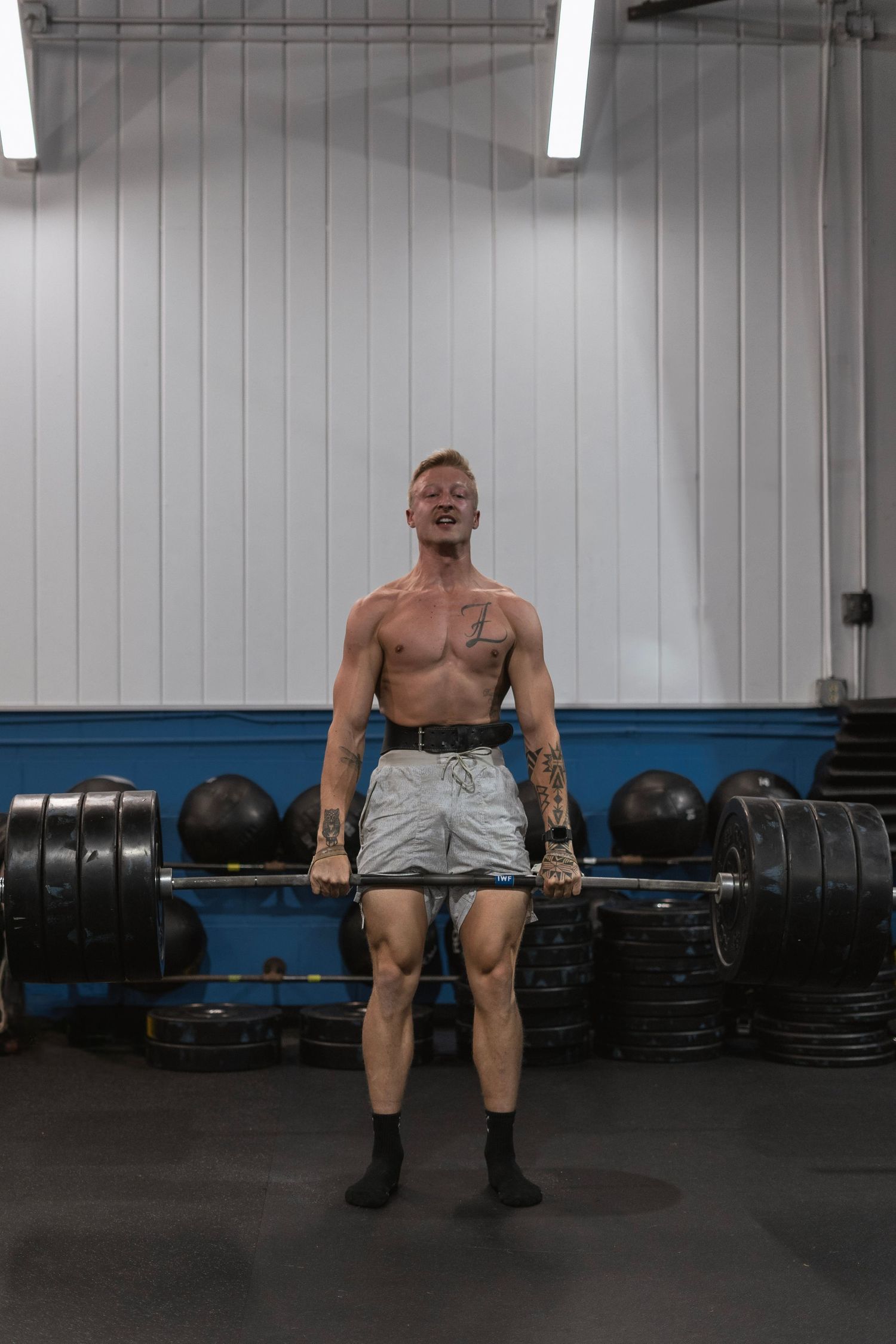 Athlete mid deadlift