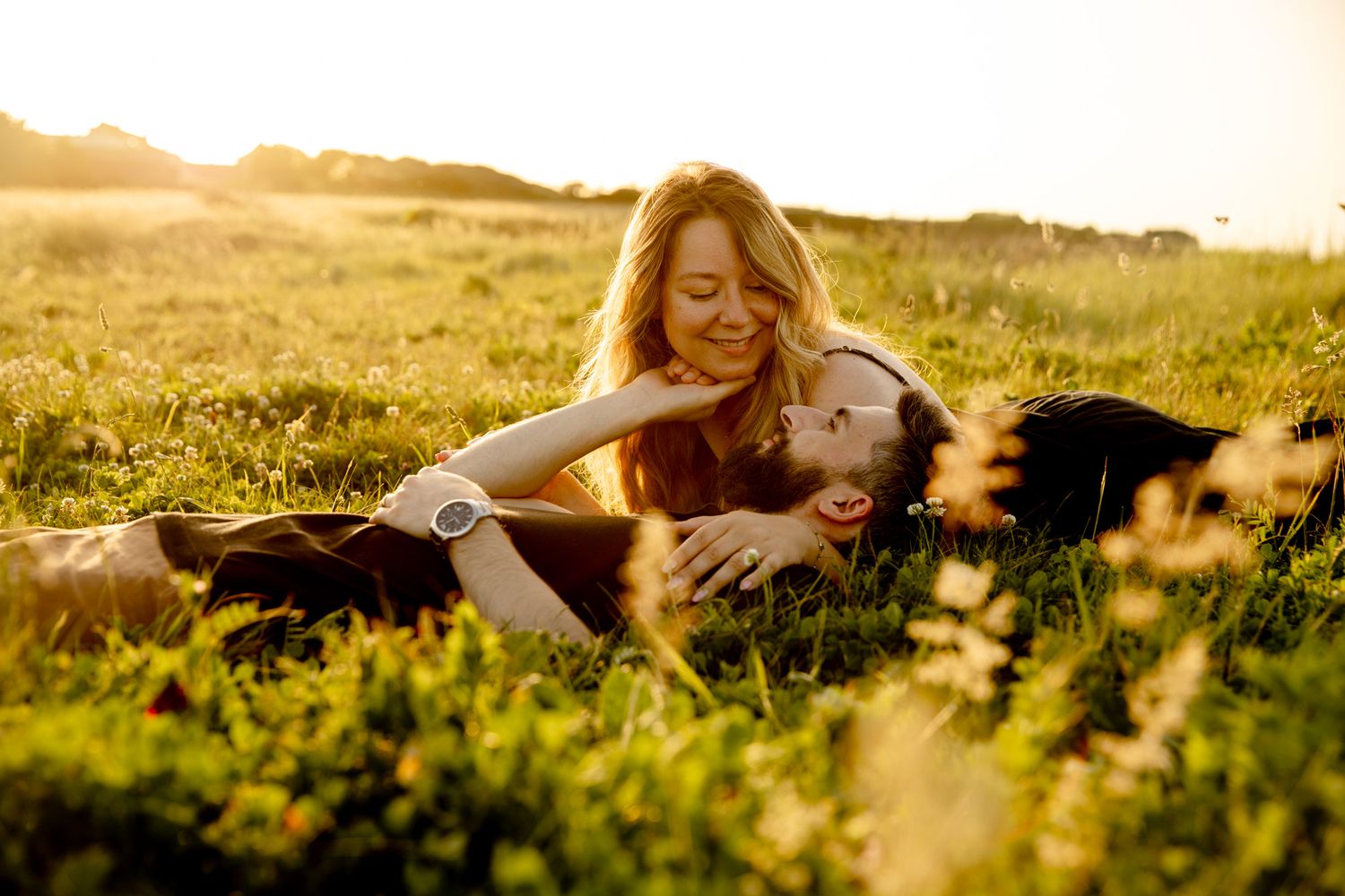 Shooting couple futurs mariés au coucher du soleil en Normandie - photographe couple Caen thynea Photography