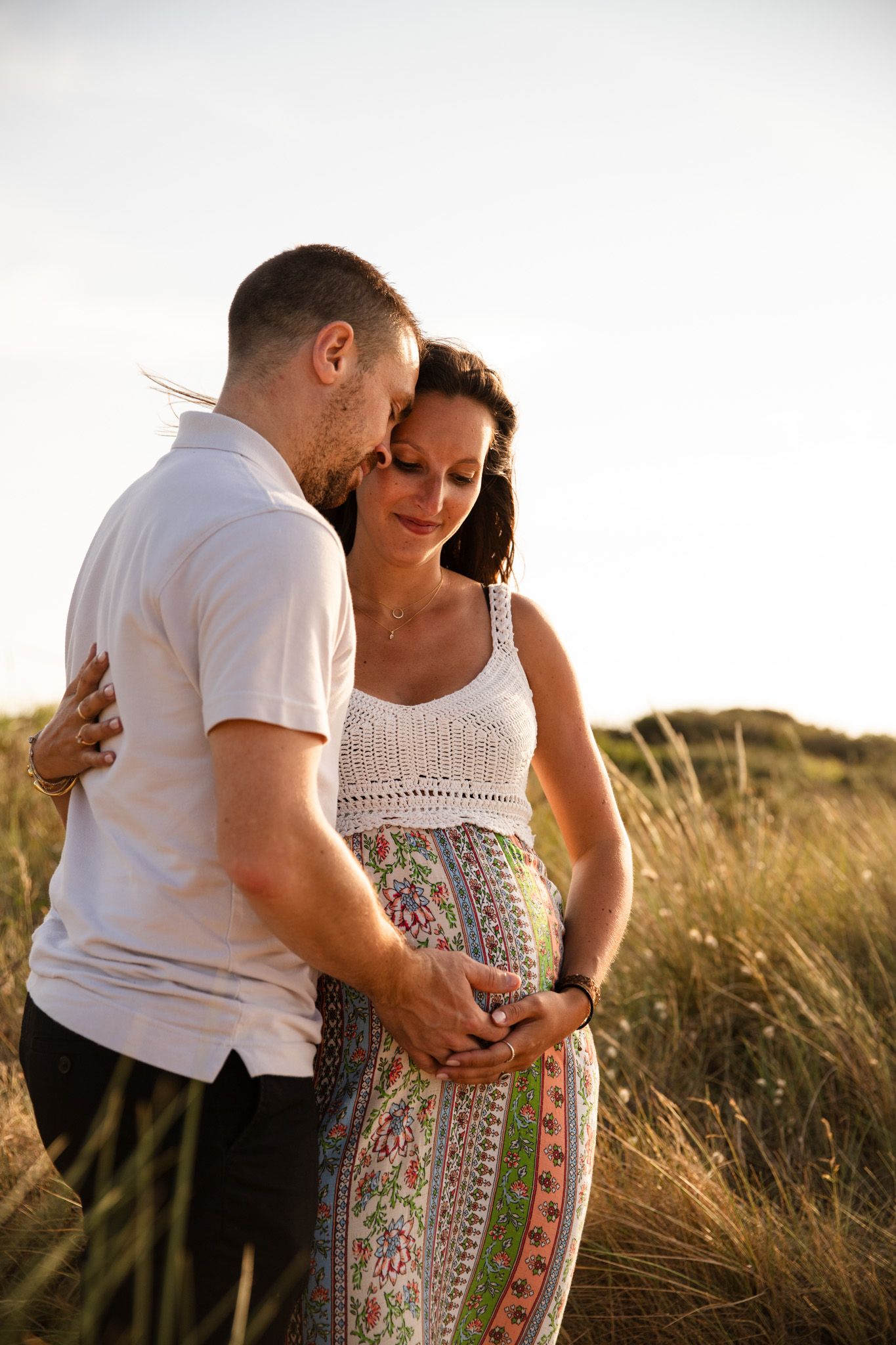 Shooting grossesse pointe du siège ouistreham coucher du soleil photographe couple caen